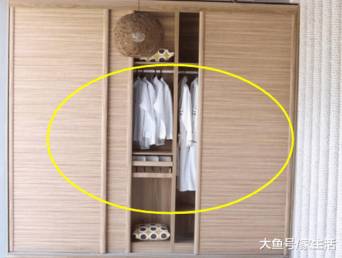 卧室这种衣柜太不实用了，我家装好没几年，真想拆掉重新换