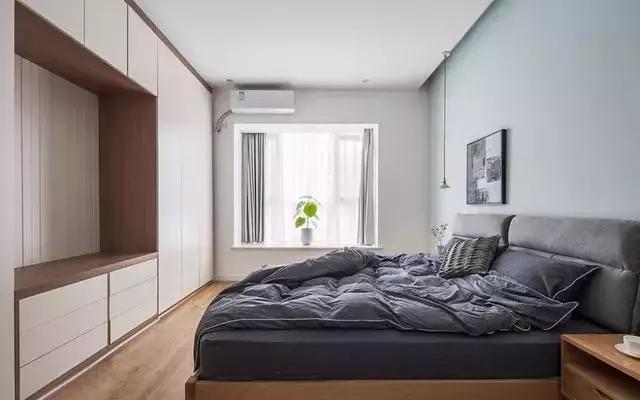 121平北欧三房，客厅与餐厅中间放一张书桌做隔断，漂亮又实用