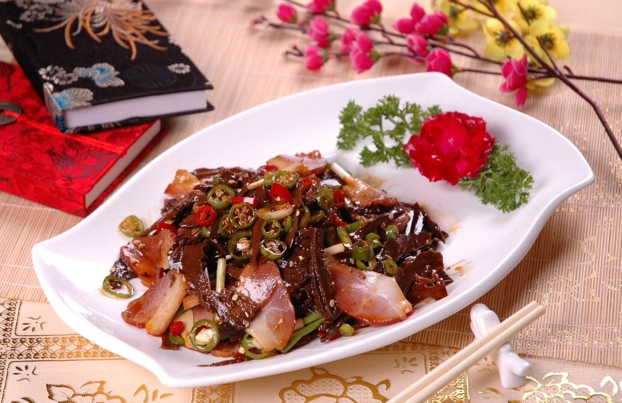 炒腊肉总是发硬怎么办？60岁大厨来支招，保管腊肉炒不硬！