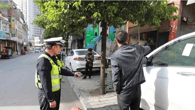 车子停在家门口也不行，交警花20分钟才说通，网友：凭什么不给停