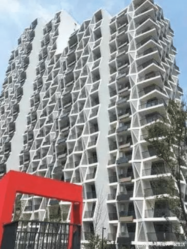 交房后济南业主集体砸墙，是开发商的错还是设计师的错？