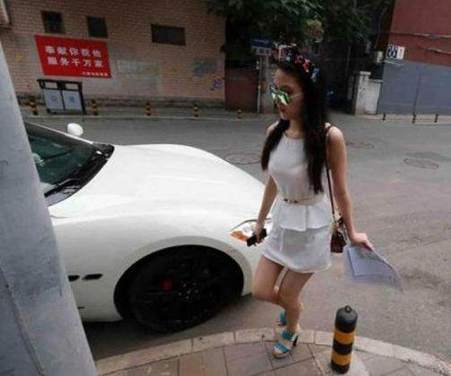这个90后女孩坐拥百万豪车 如今连吃饭都得蹲着