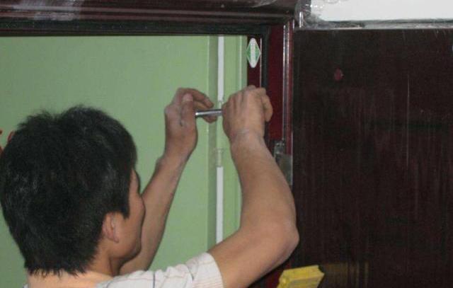 防盗门不灌浆，就是个木框架子！很多人都不知道，听过来人说说！