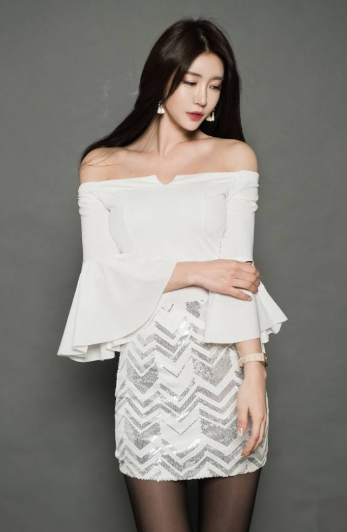 黑丝少妇跪坐在地上，女人味十足