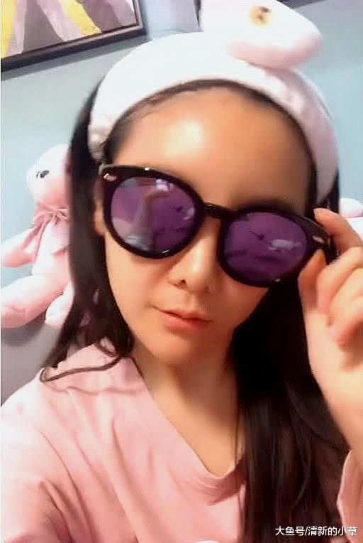 女孩因戴墨镜意外走红，摘下眼镜的那一刻，网友整容过度了吧！