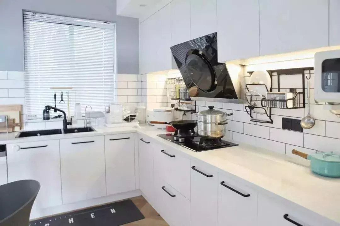 小戶型廚房面積不大，更是要注意把燈光給布置好