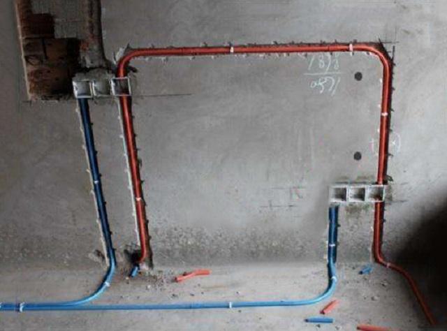 5000做的水电真没的说，可瓦工师傅铺砖时却说：你被骗的不轻