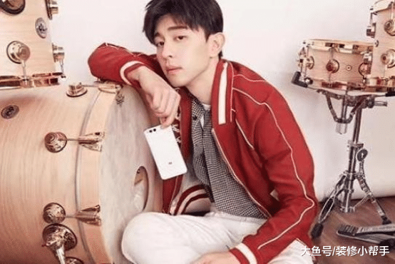 邓论的居家生活，房子的镜子真多，还带有私人健身房