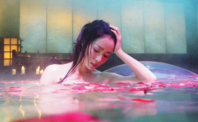 在历史的记录中，民间女子从很小的时候就开始把脚缠起来！