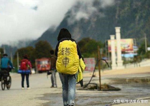 川藏老司机懂得! 为啥有些背包女载不得, 上车就后悔!