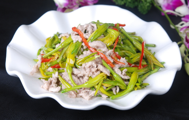 肉丝黄花菜，特别好吃，老人小孩都爱吃，老婆能吃一大锅
