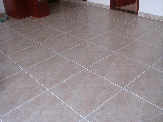 做美缝是技术活，碰上师傅这样做，赶紧制止小心瓷砖都毁了