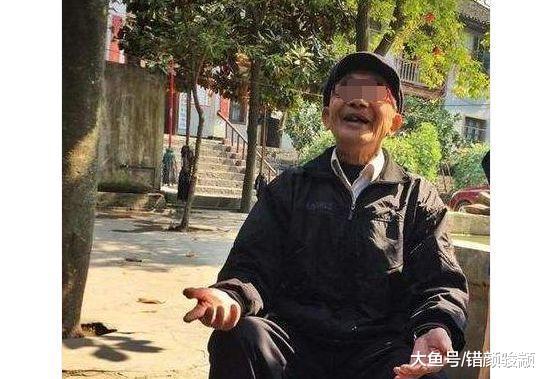 82歲老人20年前存銀行500元，如今老人看到取出的錢后，哈哈大笑