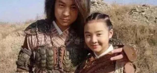 14岁初恋给了释小龙,被全网禁止整容,今27岁长成这样