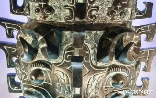 ＂铸造于三千年前，放大3.14倍后，底座发现竟刻有“中国”二字＂