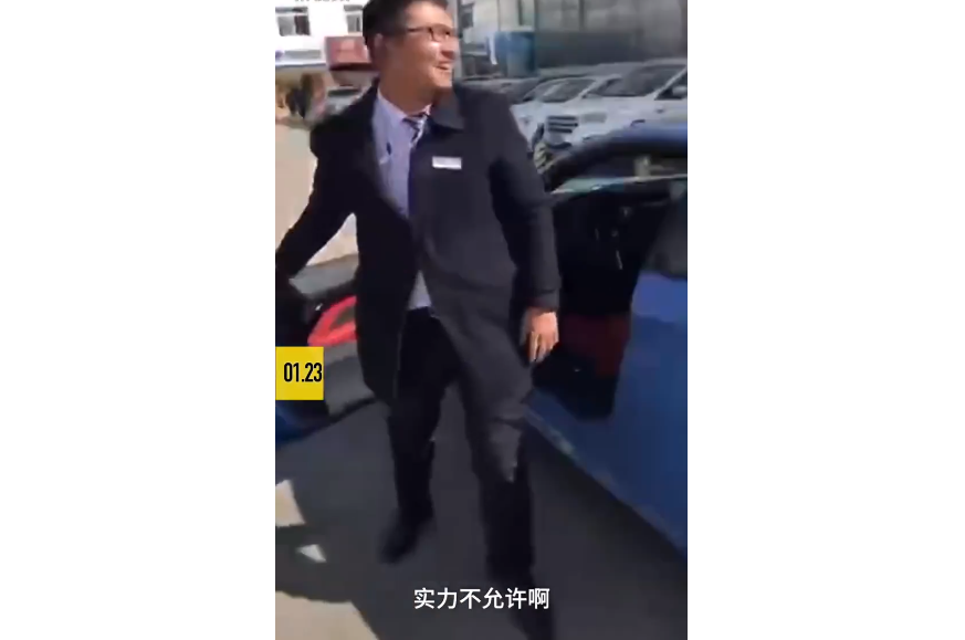男子試駕寶馬，自稱想低調但實力不允許，一小時后翻車