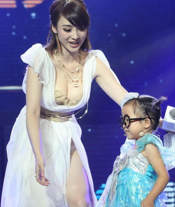 郭德纲情商到底有多高？柳岩主持节目因穿衣遭网友怒怼，一句就帮其化解