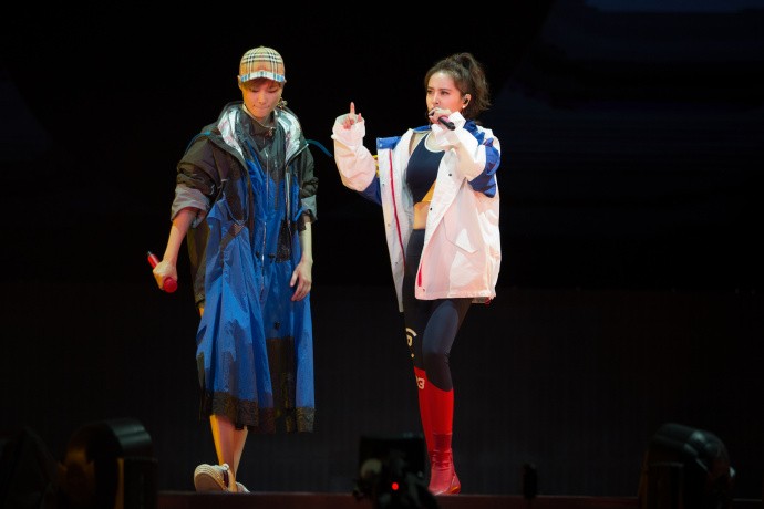 1米75李宇春与1米56蔡依林同台，蔡依林的红色高跟鞋“亮了”