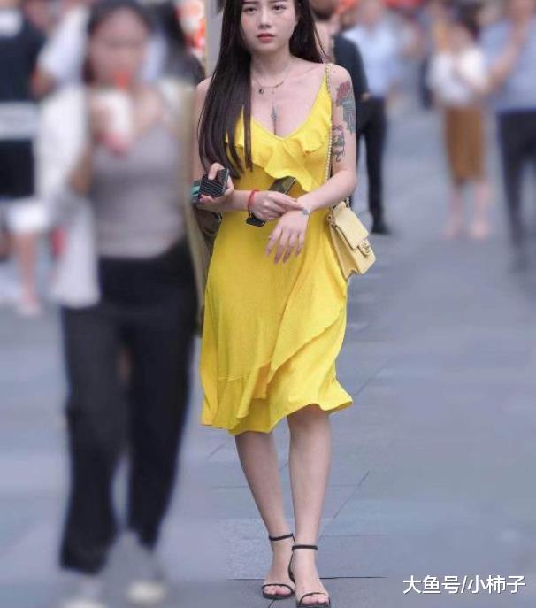 微胖小姐姐个头不高，但这身材看起来真不简单！