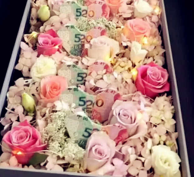 都是“520花束”，辣条花束不算啥，糖果花束也凑合，看到最后：这是真爱