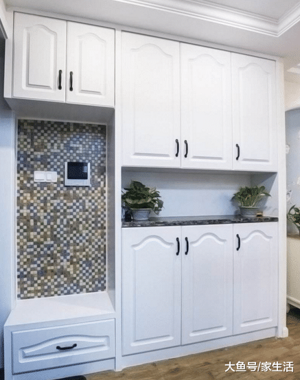 装修鞋柜不要做独立式了，连个换鞋台一起做，再住20年也不淘汰