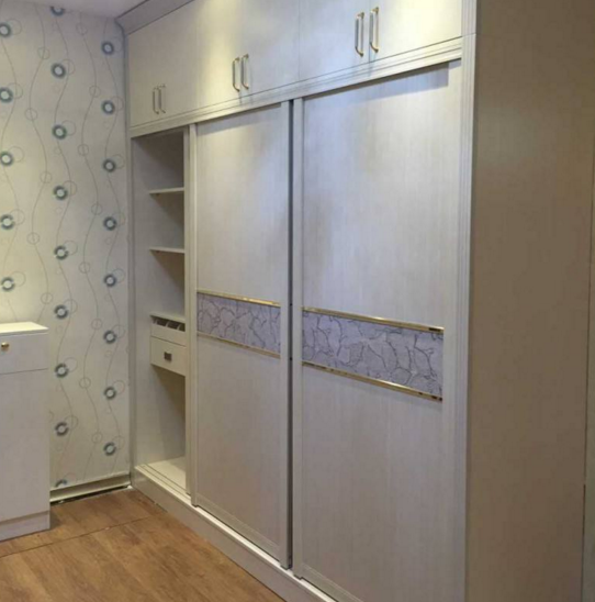 平开门和推拉门衣柜，哪个更耐用好用？木工这样一说我就懂了