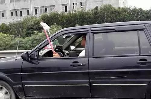 女司机边开车边敷面膜，交警有点蒙！还有这种操作？