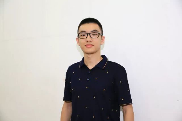 高考状元杨晨煜军训后晒黑，站在首位“风头”被抢，网友：都羡慕