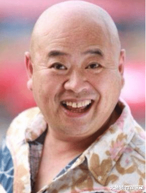被趙本山捧紅卻始終不拜師，娶小29歲嫩妻還當導演，狂秀恩愛！