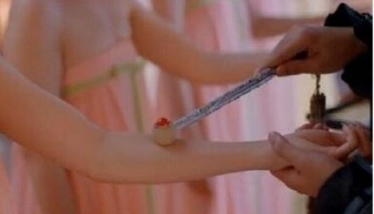 古代女子出嫁之前，要做一件事情，会带来些许痛感