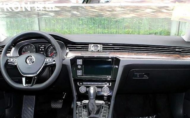 本田大众的斗争!雅阁和迈腾选谁好?车主:看保养费就知道选谁了