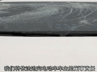 ?前车男子因后车鸣了下喇叭，就路怒砸车，事后说道：我要去上班了