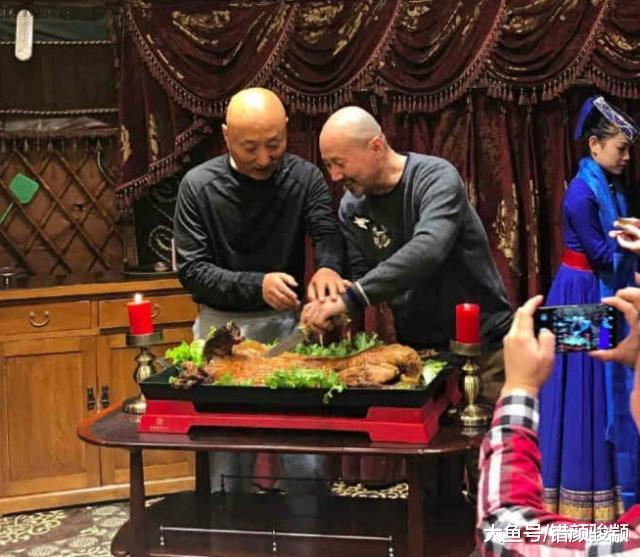 腾格尔和陈佩斯划拳喝酒, 两人的光头很耀眼, 却比不过旁边服务员