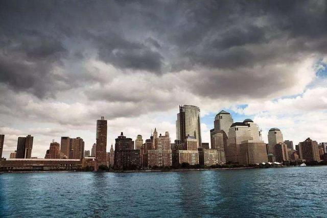 购房者“只看不买”，地产大佬纷纷抛房退市，近两年还能买房吗？