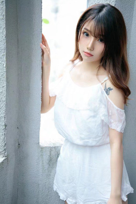 白色居家服小姐姐，这感觉可真清纯