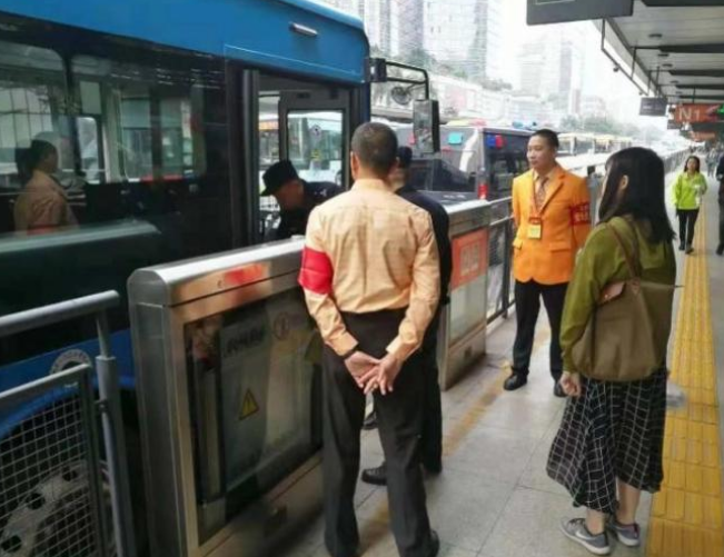 在廣州的公交車上, 一男子公然猥褻女乘客，車長怒而出手！