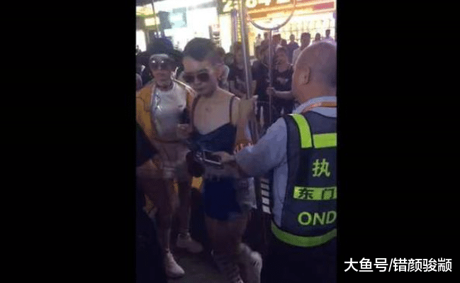 三男子因穿著太奇葩被罵變態，被城管持防爆叉驅趕稱：“影響市容”