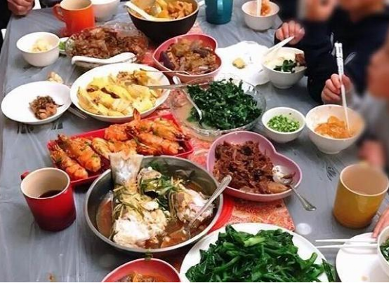 参观胡杏儿现实的豪宅，室内设计开放式厨房，一家人生活很幸福