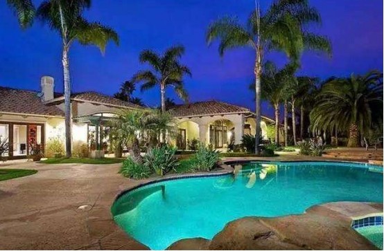 看看王宝强住的房子，再看他给农村爸妈盖的房子，网友：差距太大