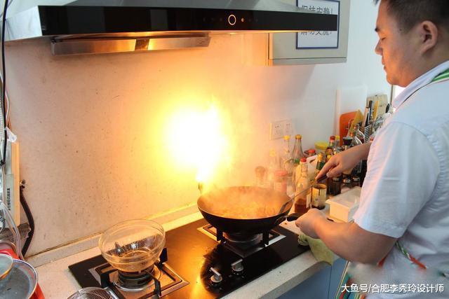 家里做饭油烟跑不掉，头疼！邻居：油烟机少了块板，能吸走油烟才怪