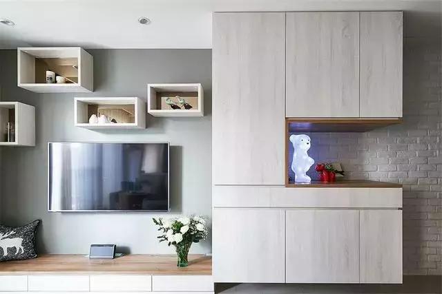 72㎡两居室的装修，主卧与客厅之间开一个内窗，通透又敞亮