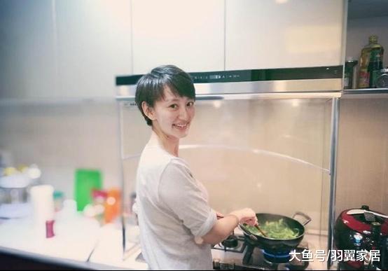 一起參觀李好住的豪宅，客廳有個超大的電視柜，在家經常做飯