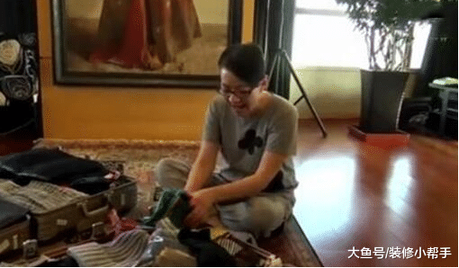 小品大师宋丹丹现实的家，房子装修很文艺，木质地板真好看