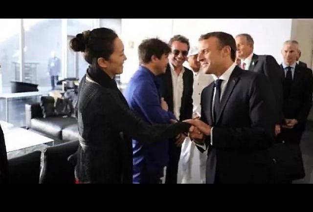 马克龙访问团惊现“巩皇”身影，黑色毛衣低调优雅，光芒四射抢镜