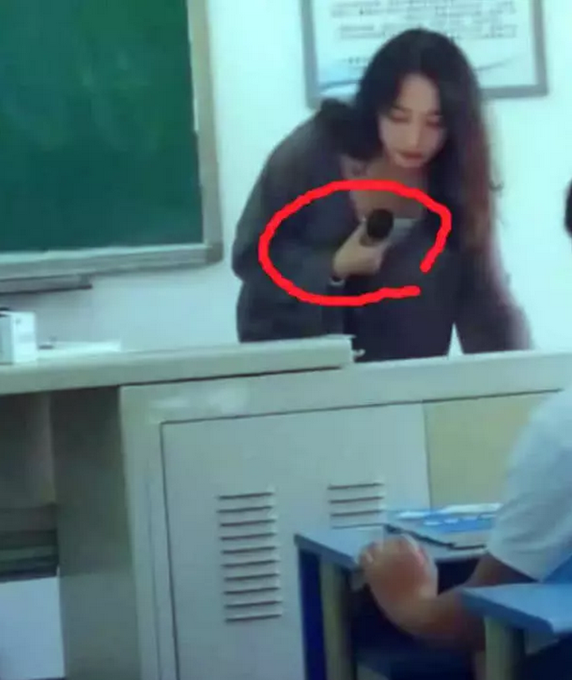 大学气质女老师走红，弯腰时动作获百万点赞，网友：别人家的老师