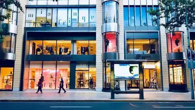 百货转型改造：如何通过外立面设计成为全街区目光焦点