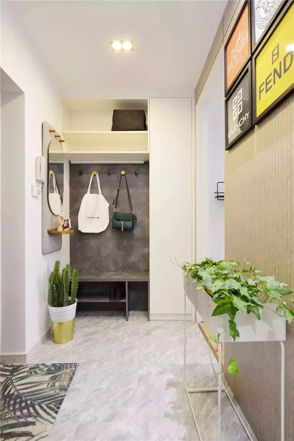 为小户型做一个实用又美观的玄关, 你可以这样去设计