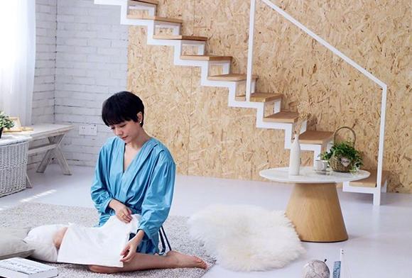 晒晒汪涵一家人住的房子，装修喜欢老年人风格，门口还要挂牌匾