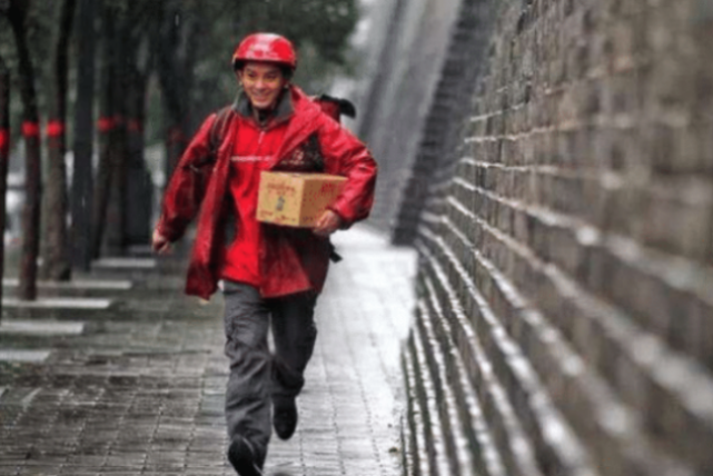 刘强东曾“答应”：干够5年买房！现在001快递员早买好几套了吧