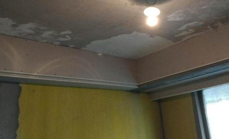 师傅说卫生间吊顶，属于样板间做法，而朋友却让我找他过来